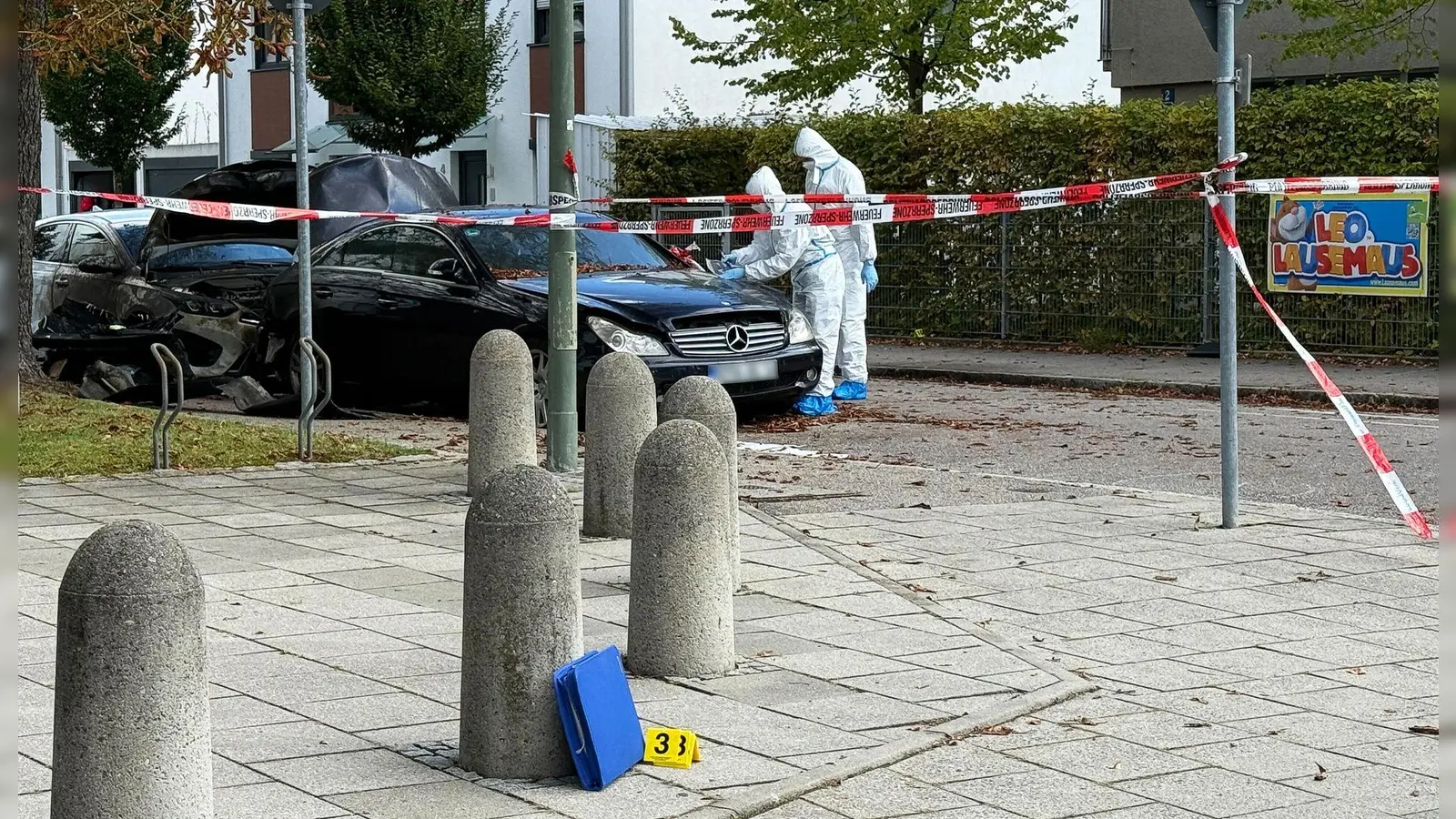 Beamte der Spurensicherung sind neben zwei ausgebrannten Autos im Einsatz. Die Polizei bittet um Zeugenhinweise. (Foto: Roland Freund/dpa)
