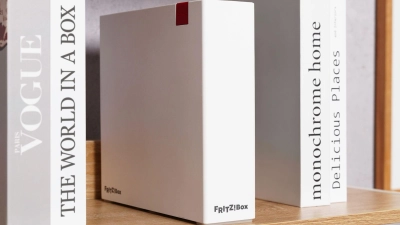 Kantig und schlicht: AVM stellt mit dem Router DSL/Fiber 7-90 auf der IFA ein neues Design vor. (Foto: Fritz! GmbH/AVM/dpa-tmn)