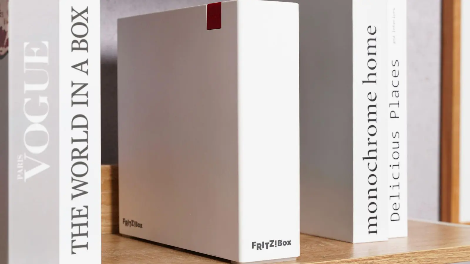 Kantig und schlicht: AVM stellt mit dem Router DSL/Fiber 7-90 auf der IFA ein neues Design vor. (Foto: Fritz! GmbH/AVM/dpa-tmn)