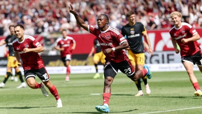 Mohamed Ali Zoma (M) ist für den 1. FC Nürnberg Gold wert. (Foto: Daniel Löb/dpa)