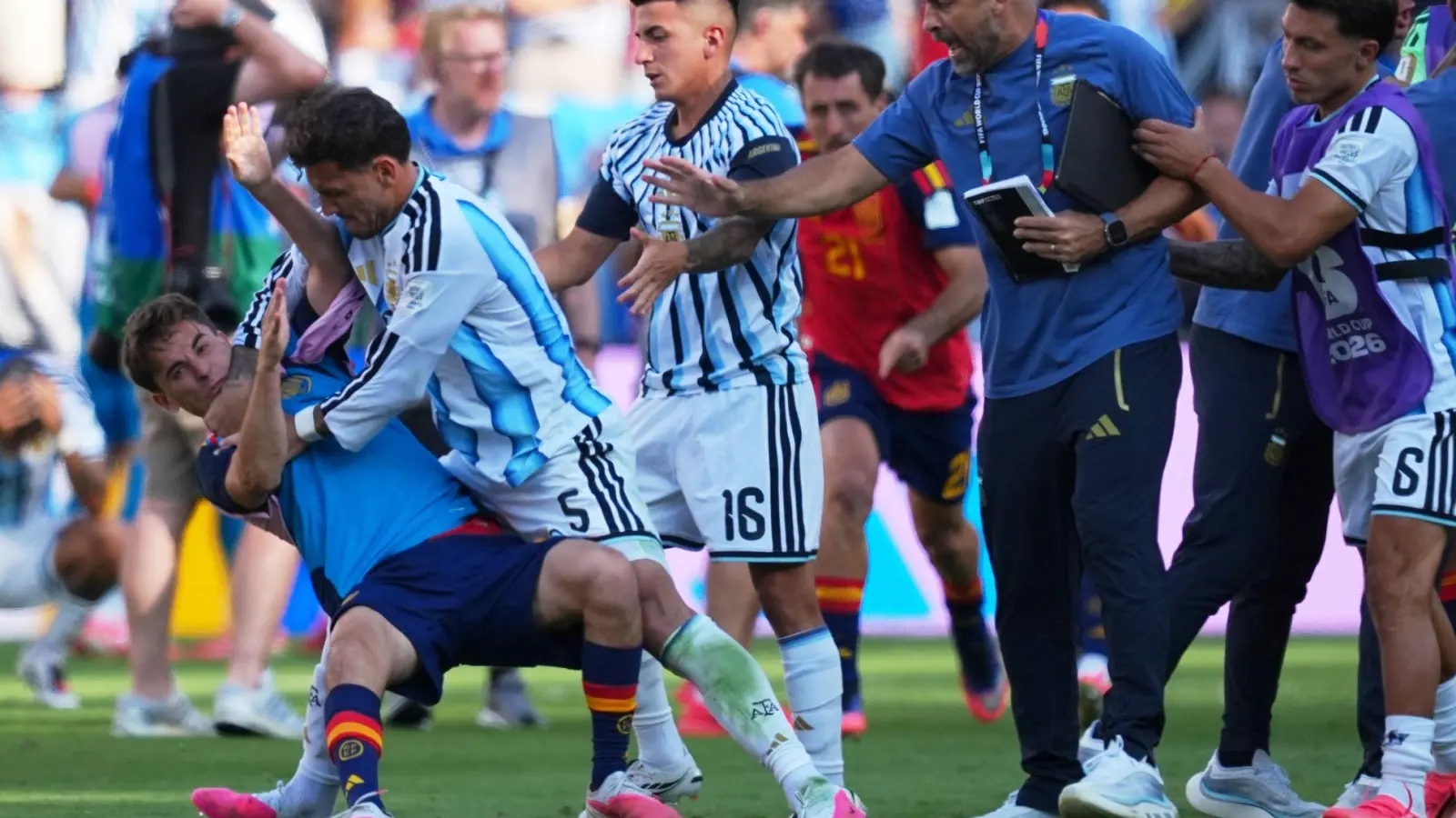 Gavi (l) und Leandro Paredes (2.v.l.) gerieten nach dem WM-Finale aneinander. (Archivbild) (Foto: Julio Cortez/AP/dpa)