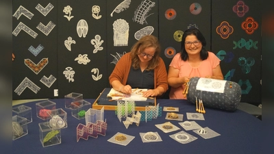 Einen Vorgeschmack auf ihre Ausstellung gaben Yvonne Dehner-Roscher (links) und Irena Ring. Extra für das Redaktionsgespräch hatten sie ihre Kunstwerke in Szene gesetzt. (Foto: Anita Dlugoß)