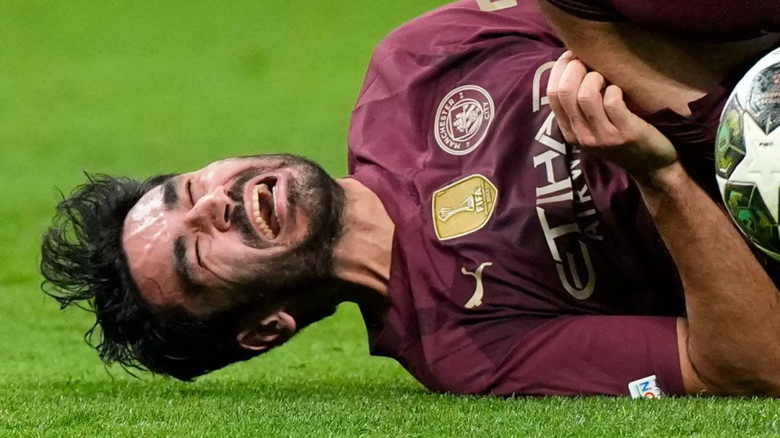 Bitterer Abend in einer bitteren Saison: Manchesters Ilkay Gündogan beim Champions-League-Aus. (Foto: Manu Fernandez/AP/dpa)