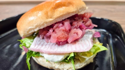 Der besondere Reiz bei diesem Matjesburger: eine karamellige Zwiebel-Apfel-Mischung on top. (Foto: Fisch-Informationszentrum e.V./dpa-tmn)
