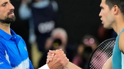 Carlos Alcaraz (r.) unterstützt die Klage der Spielergewerkschaft um Novak Djokovic nicht. (Foto: Vincent Thian/AP/dpa)