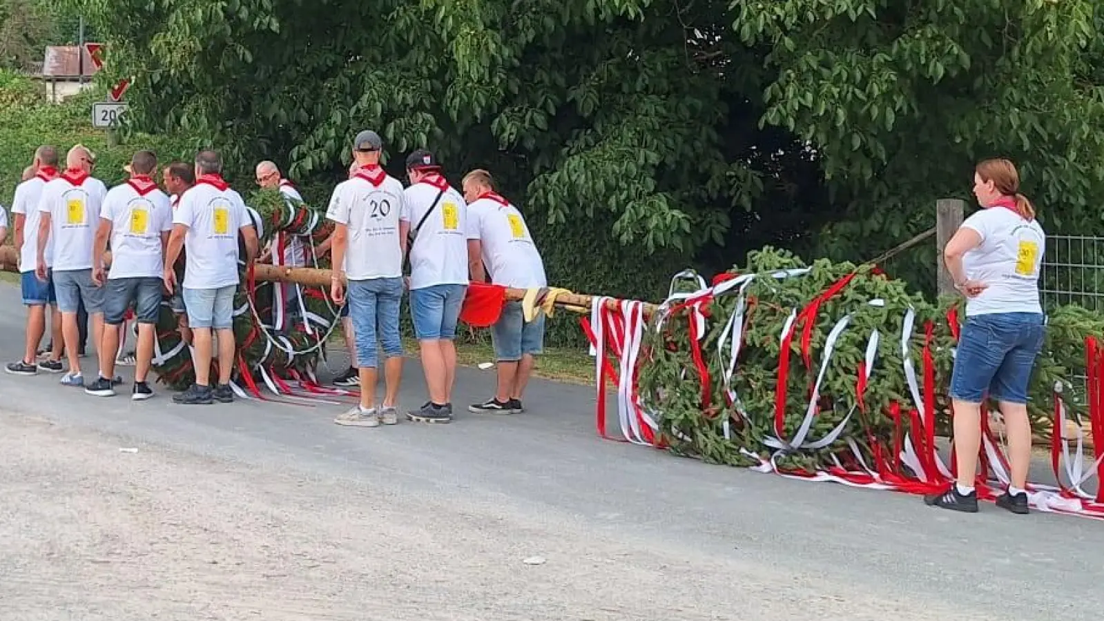 Den traditionellen Auftakt der Kirchweih in Rügland bildet das Aufstellen des Kirchweihbaums mit Losverkauf durch die Kerwabuum und -madli am Freitag, 21. August, ab 18 Uhr. (Foto: Gemeinde Rügland)