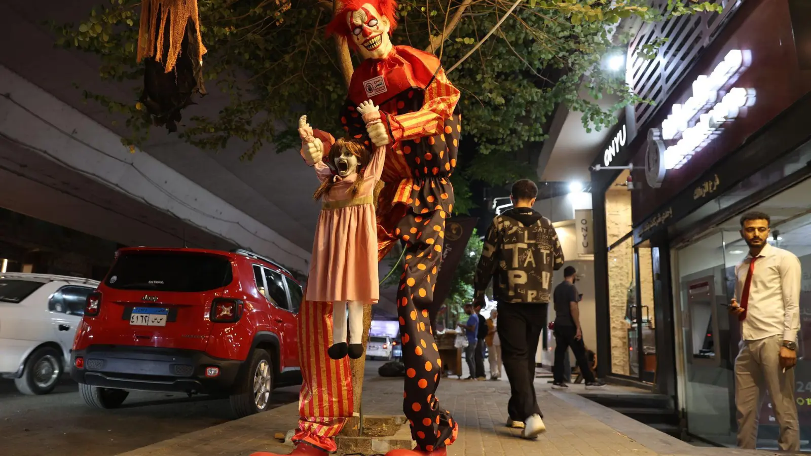 Ein paar Geschäfte in Kairo verkaufen gruselige Kostüme zu Halloween. (Archivbild) (Foto: Mohammed Talatene/dpa)