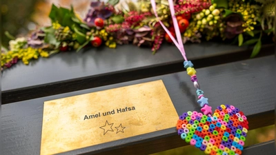 An der Isar erinnert jetzt eine Bank an die zwei Opfer, die bei einem Anschlag in München starben, als ein Autofahrer in einen Demonstrationszug fuhr.  (Foto: Peter Kneffel/dpa)