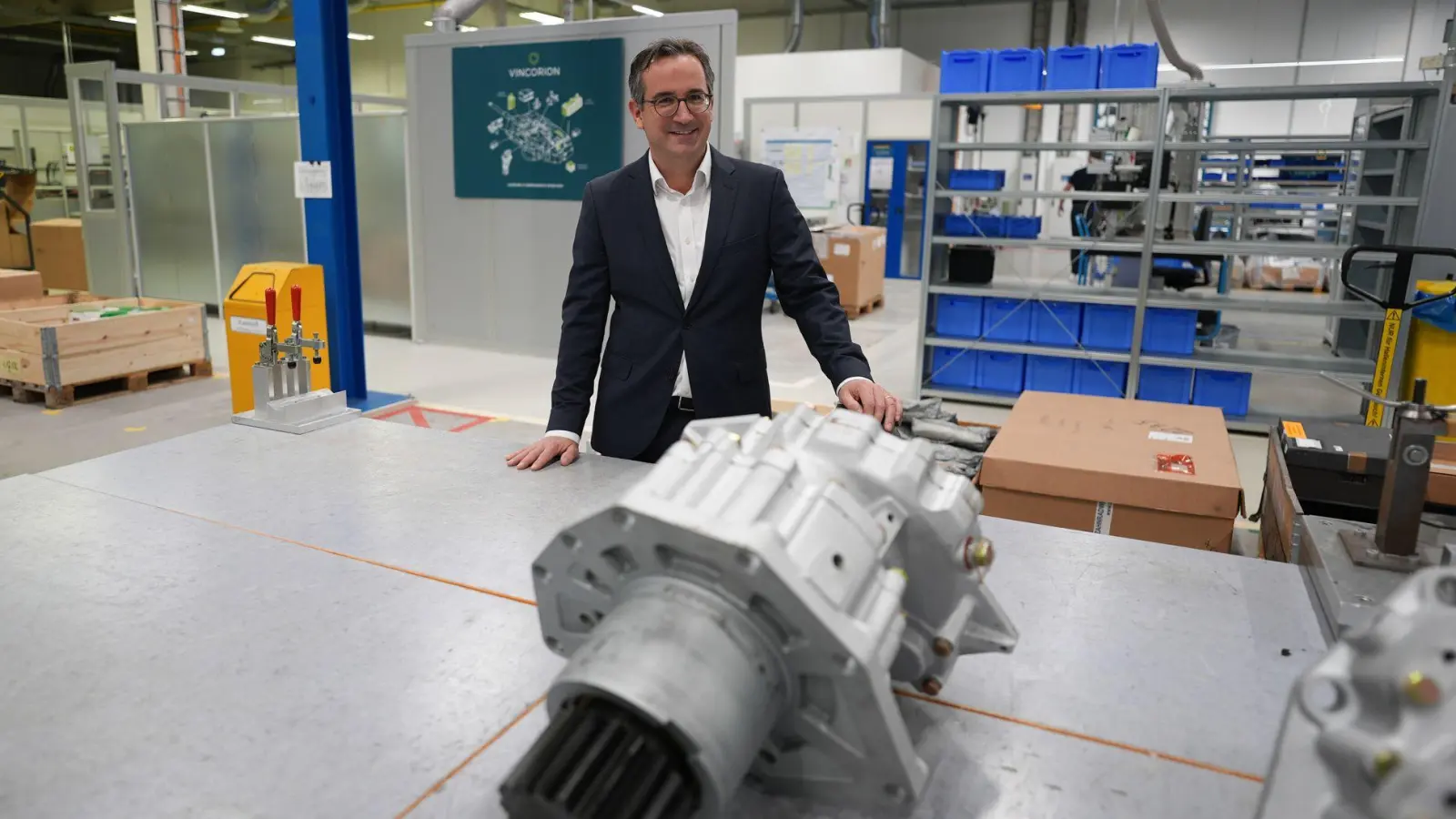 Vincorion-Chef Kajetan von Mentzingen in einer Produktionshalle seines Unternehmens. (Archivbild) (Foto: Marcus Brandt/dpa)