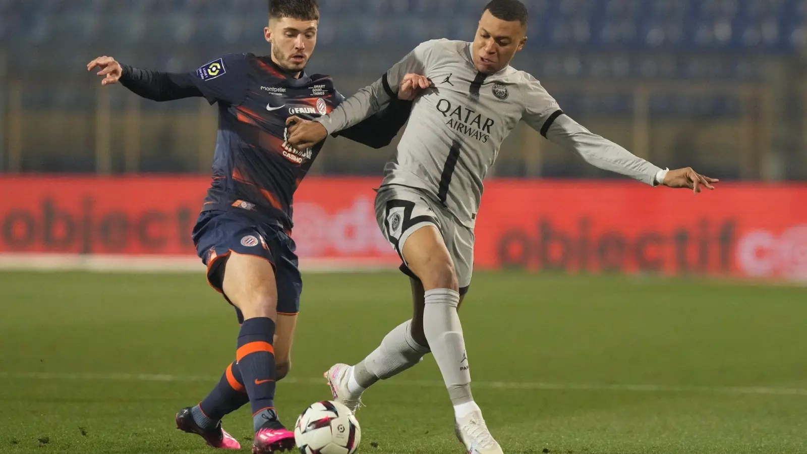 Leo Leroy (l) von Montpellier HSC gegen Kylian Mbappe von Paris Saint-Germain. (Foto: Thibault Camus/AP/dpa)