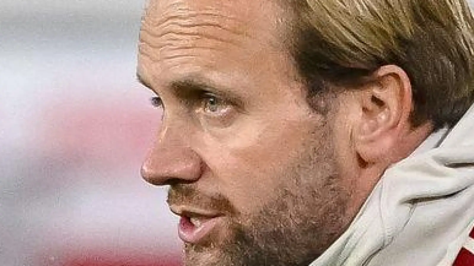 Bekam nach dem 3:1 in Freiburg eine Nachricht von seinem Chef Vincent Kompany: Bayerns Co-Trainer Aaron Danks. (Foto: Harry Langer/dpa)