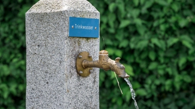 Auch ein simpler Trinkwasserbrunnen kann an heißen Tagen schon Linderung bieten. (Symbolfoto) (Foto: Daniel Vogl/dpa)