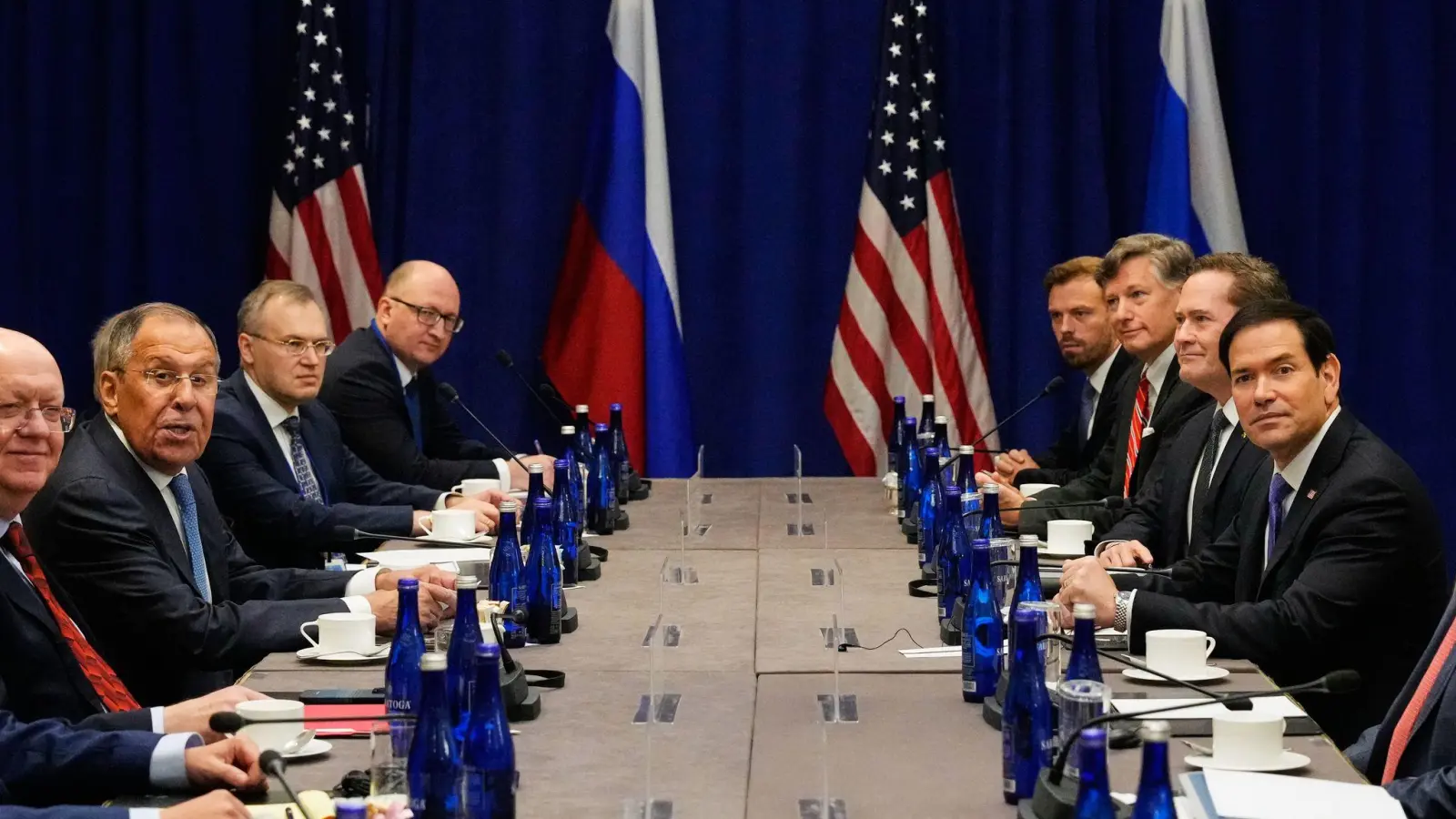 Lawrow und Rubio treffen sich am Rande der UN-Generaldebatte in New York.  (Foto: Yuki Iwamura/AP/dpa)