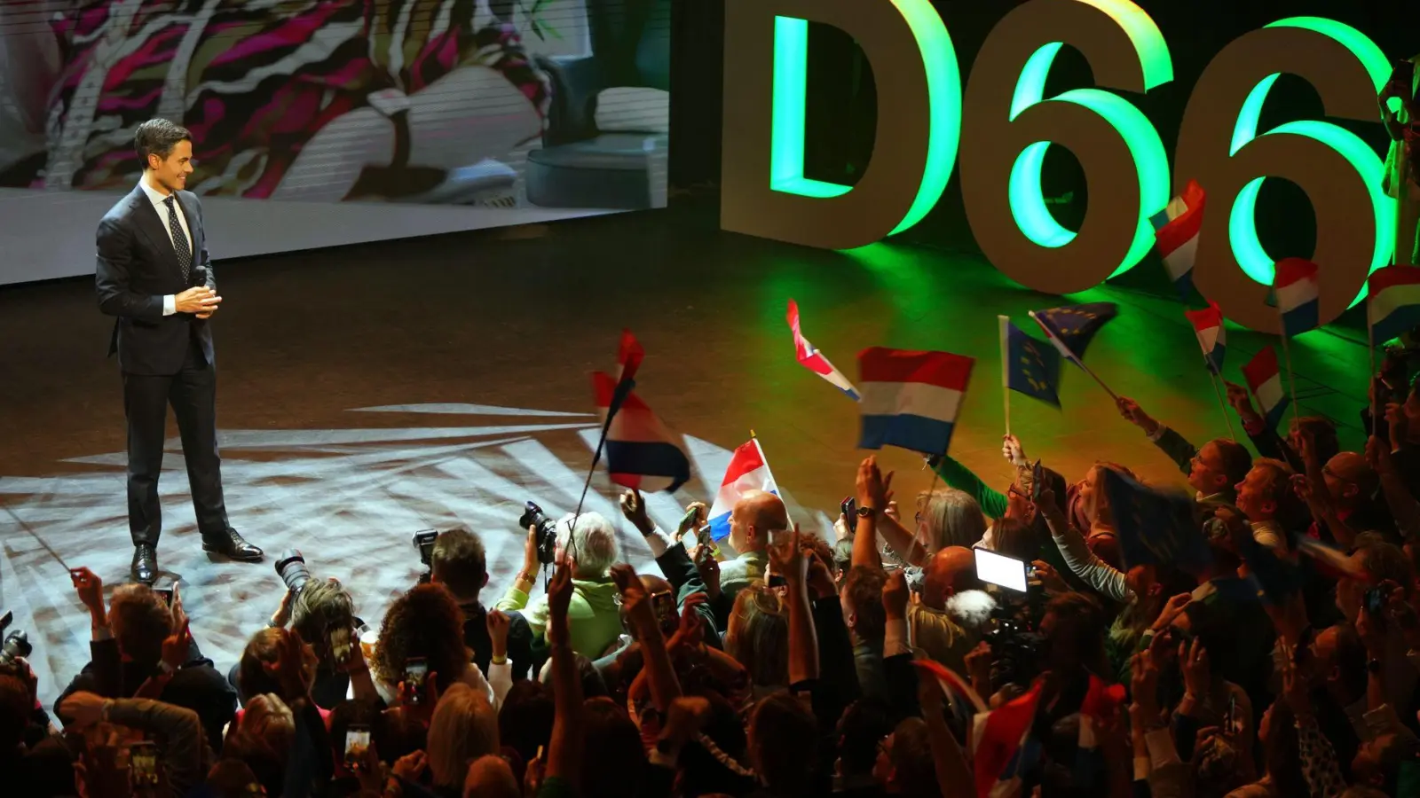 Der Spitzenkandidat der Linksliberalen, Rob Jetten, gilt als großer Wahlgewinner in den Niederlanden. (Foto: Peter Dejong/AP/dpa)