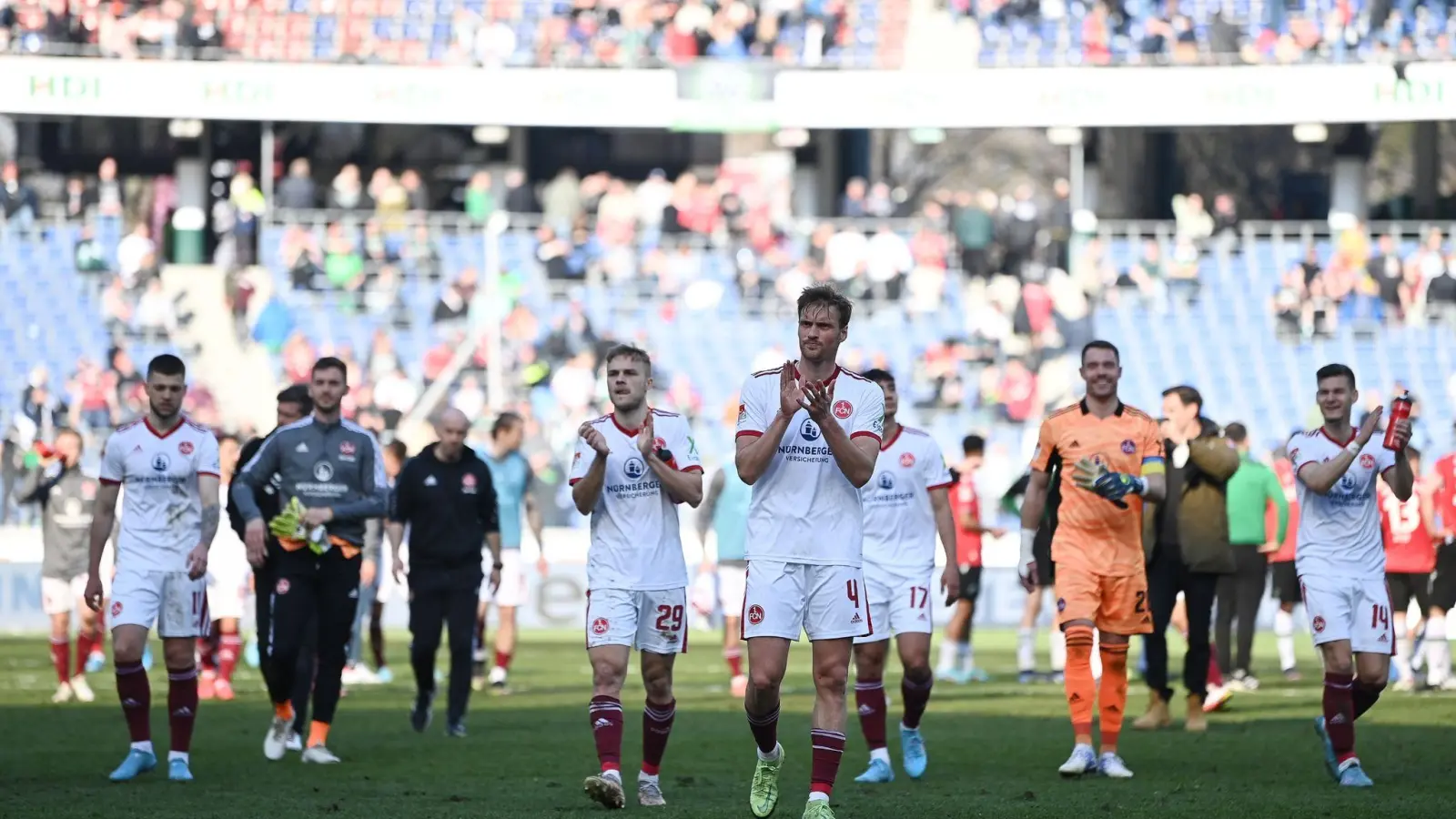 Nürnbergs Spieler jubeln nach dem Spiel. (Foto: Swen Pförtner/dpa/Archiv)