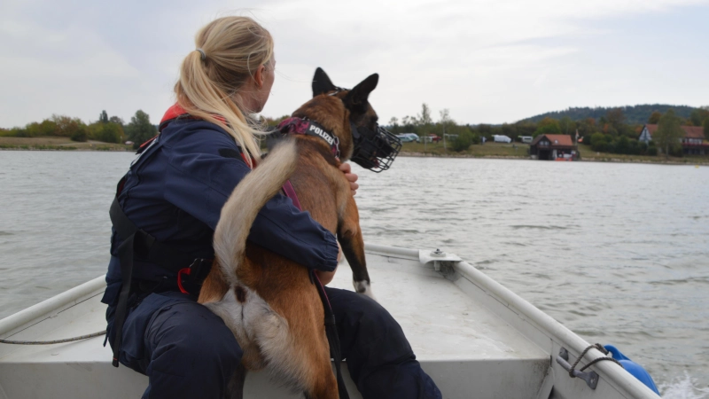 Volle Fahrt voraus, die Nase im Wind: Hundeführerin Pia Schmalzbauer und ihr Diensthund Rix beim gemeinsamen Debüt auf dem Wasser. (Foto: Florian Jennemann)