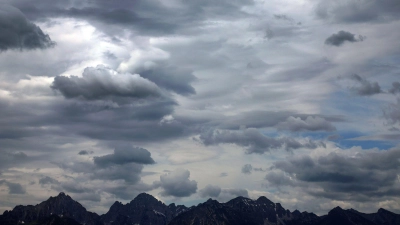 Zu Wochenbeginn war der Himmel über den Allgäuer Alpen noch wolkenverhangen. Am heutigen Mittwoch könnte es ähnlich aussehen.   (Foto: Karl-Josef Hildenbrand/dpa)