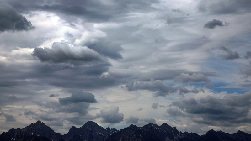 Zu Wochenbeginn war der Himmel über den Allgäuer Alpen noch wolkenverhangen. Am heutigen Mittwoch könnte es ähnlich aussehen.   (Foto: Karl-Josef Hildenbrand/dpa)