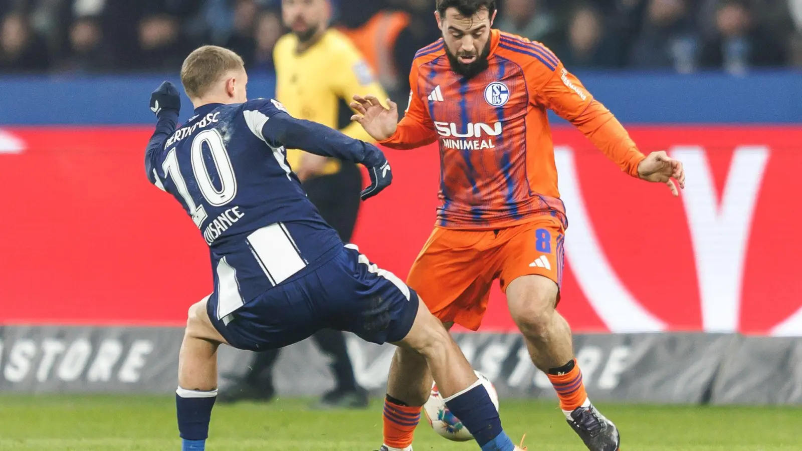 Die Zeit von Amin Younes (r) bei Schalke ist vorbei. (Archivbild) (Foto: Andreas Gora/dpa)
