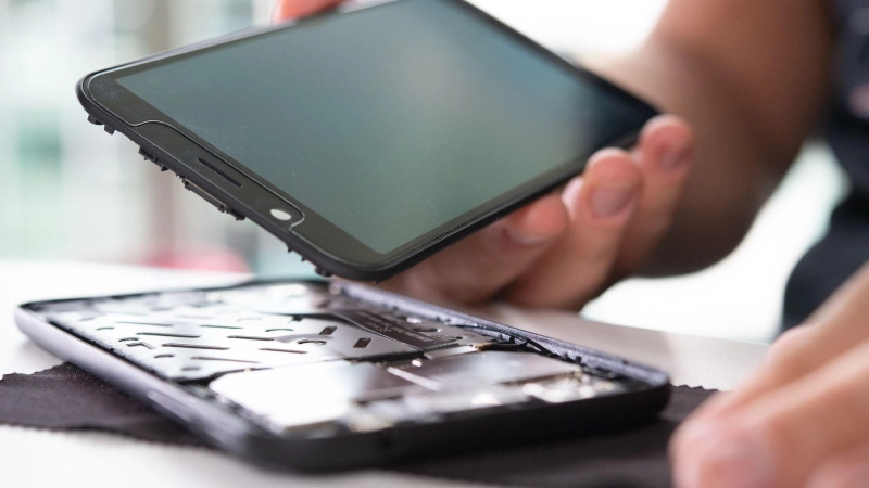 Sie wollen im Zweifel das Smartphone-Display selbst austauschen können? Dann sollten Sie auf die Zerlegungstiefe achten. (Foto: Franziska Gabbert/dpa-tmn)