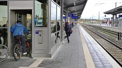 Es war nicht geplant, dass es für die Fahrgäste im Regionalexpress ab Ansbach nicht weitergeht. (Symbolbild: Jim Albright)