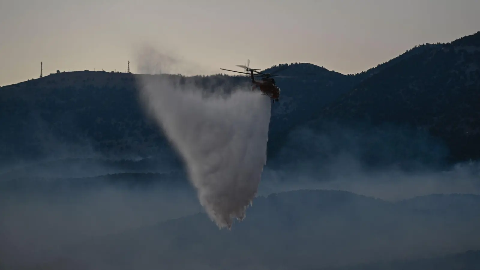In Griechenland sind bislang fünf Feuerwehrleute bei den Bränden ums Leben gekommen. (Foto: Michael Varaklas/AP/dpa)