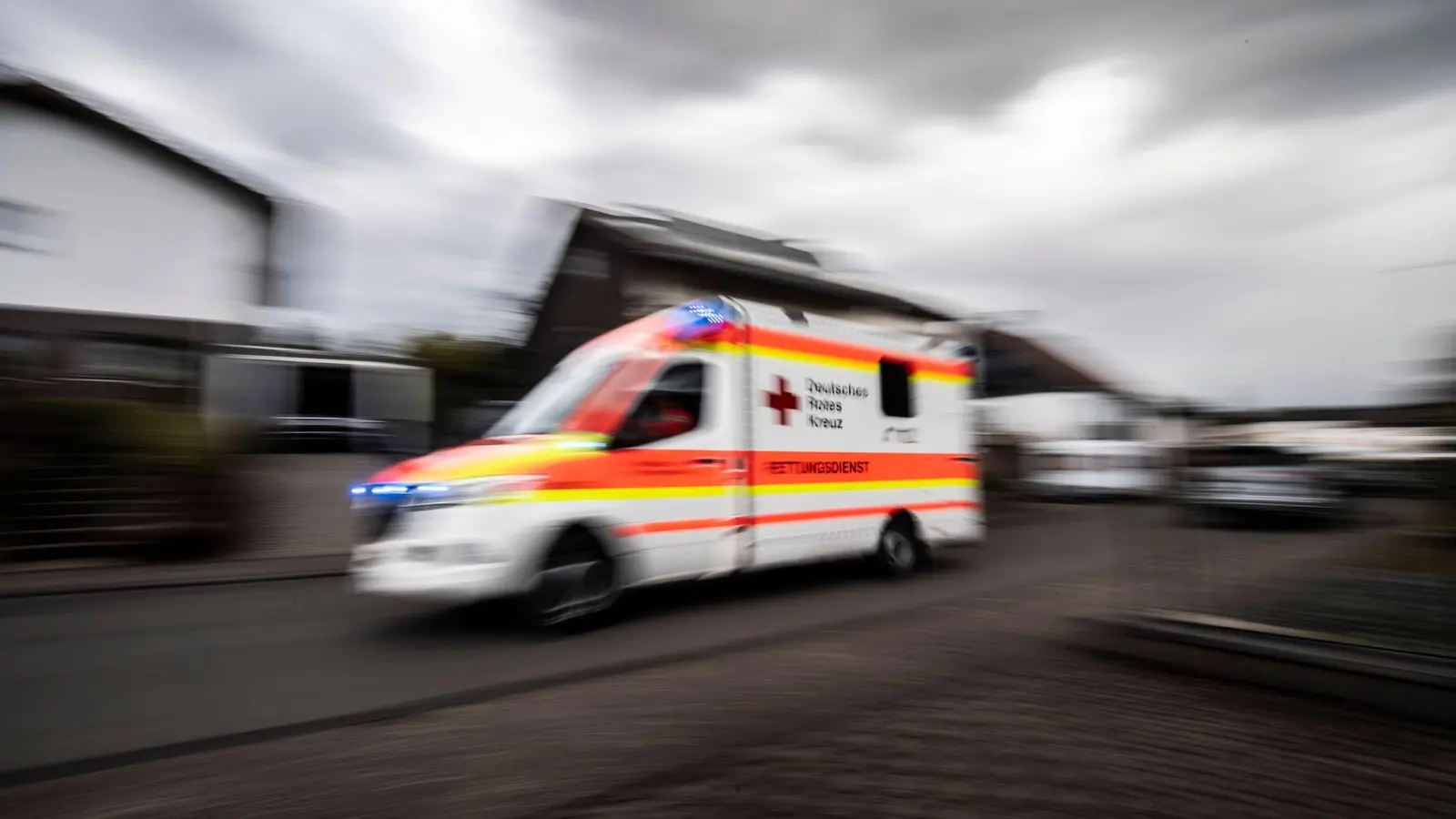 Sanitäter bringen die beiden Verletzten ins Krankenhaus. (Symbolbild) (Foto: Boris Roessler/dpa)