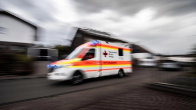 Ein Notfallsanitäter aus dem Landkreis Ansbach steht vor Gericht. Der Vorwurf: fahrlässige Tötung, weil er eine Patientin nicht mit ins Krankenhaus nahm und sie später verstarb. (Symbolbild: Boris Roessler/dpa)