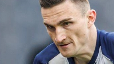 Nürnbergs Rabby Nzingoula im Zweikampf mit Herthas Niklas Kolbe. (Foto: Andreas Gora/dpa)