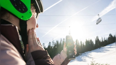 Regelmäßiges Nachcremen nicht vergessen: Schnee reflektiert bis zu 90 Prozent der Sonnenstrahlen und erhöht das Sonnenbrandrisiko. (Foto: Benjamin Nolte/dpa-tmn)