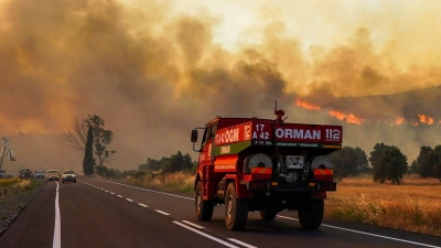 Feuerwehrleute arbeiten daran, ein Feuer in der Nähe von Kumköy auf der Halbinsel Gallipoli zu löschen. (Foto: Sercan Ozkurnazli/DIA Photo/AP/dpa)