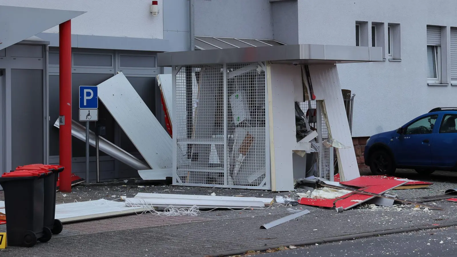 Nach einer Großfahndung wurden drei Verdächtige festgenommen. Sie stehen jetzt in Hanau vor Gericht. (Archivfoto) (Foto: Marc Webersinn/5vision.news/dpa)