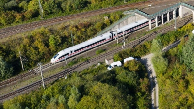 Auf der Bahnstrecke zwischen Hannover und Berlin kommt es zu Verspätungen und Zugausfällen. (Foto: Julian Stratenschulte/dpa)