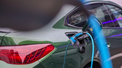 Auch dank eines hohen Elektroanteils hat BMW seine CO2-Flottenziele in Europa erreicht. (Archivbild) (Foto: Jan Woitas/dpa)