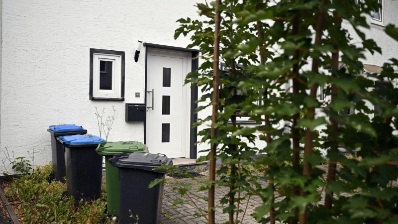 Das Haus liegt in einer ruhigen Wohngegend. (Archivbild)  (Foto: Federico Gambarini/dpa)