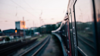 Gut vernetzt reisen: Eine durchgehende Fahrkarte sichert Rechte bei Zugverspätungen oder Ausfällen. (Foto: Zacharie Scheurer/dpa-tmn)