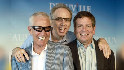 Komödien-Genie Jim Abrahams (links) - hier mit Jerry Zucker und David Zucker im Jahr 2009 - ist jetzt mit 80 Jahren gestorben. (Archivfoto)  (Foto: picture alliance / Daniel Joubert/EPA/dpa)