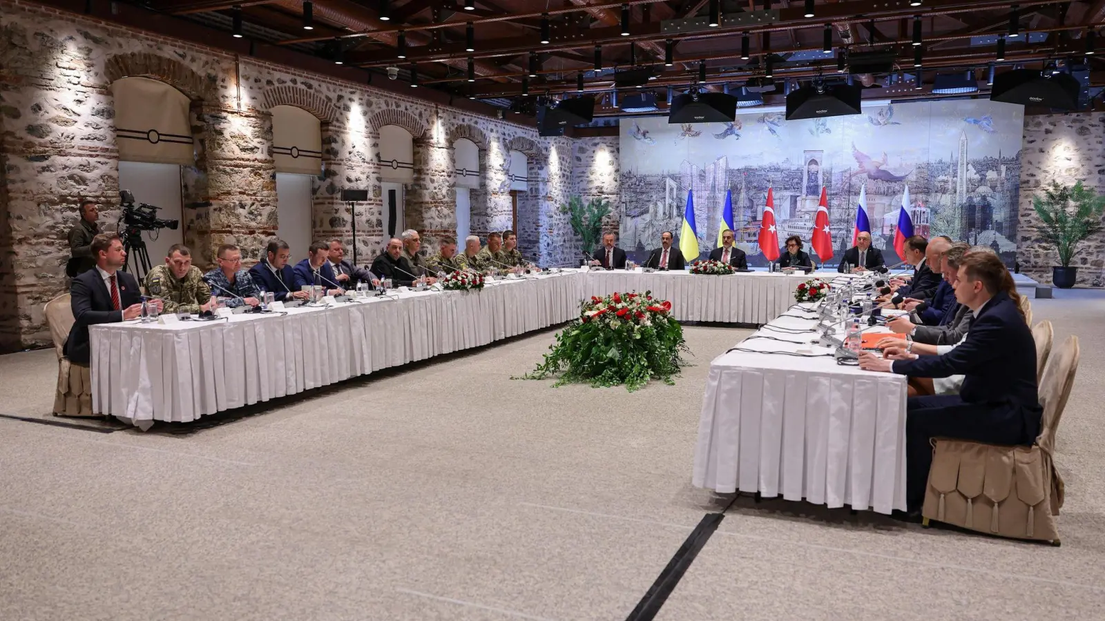 In Istanbul haben erstmals seit drei Jahren ukrainische und russische Vertreter direkte Gespräche über den Ukraine-Krieg geführt. (Foto: Handout/Türkisches Außenministerium/dpa)