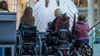 Wie kann da Leben für Menschen mit Behinderungen alltagstauglicher werden? Der Bundestag berät nun über das Behindertengleichstellungsgesetz. (Foto: Michael Kappeler/dpa)