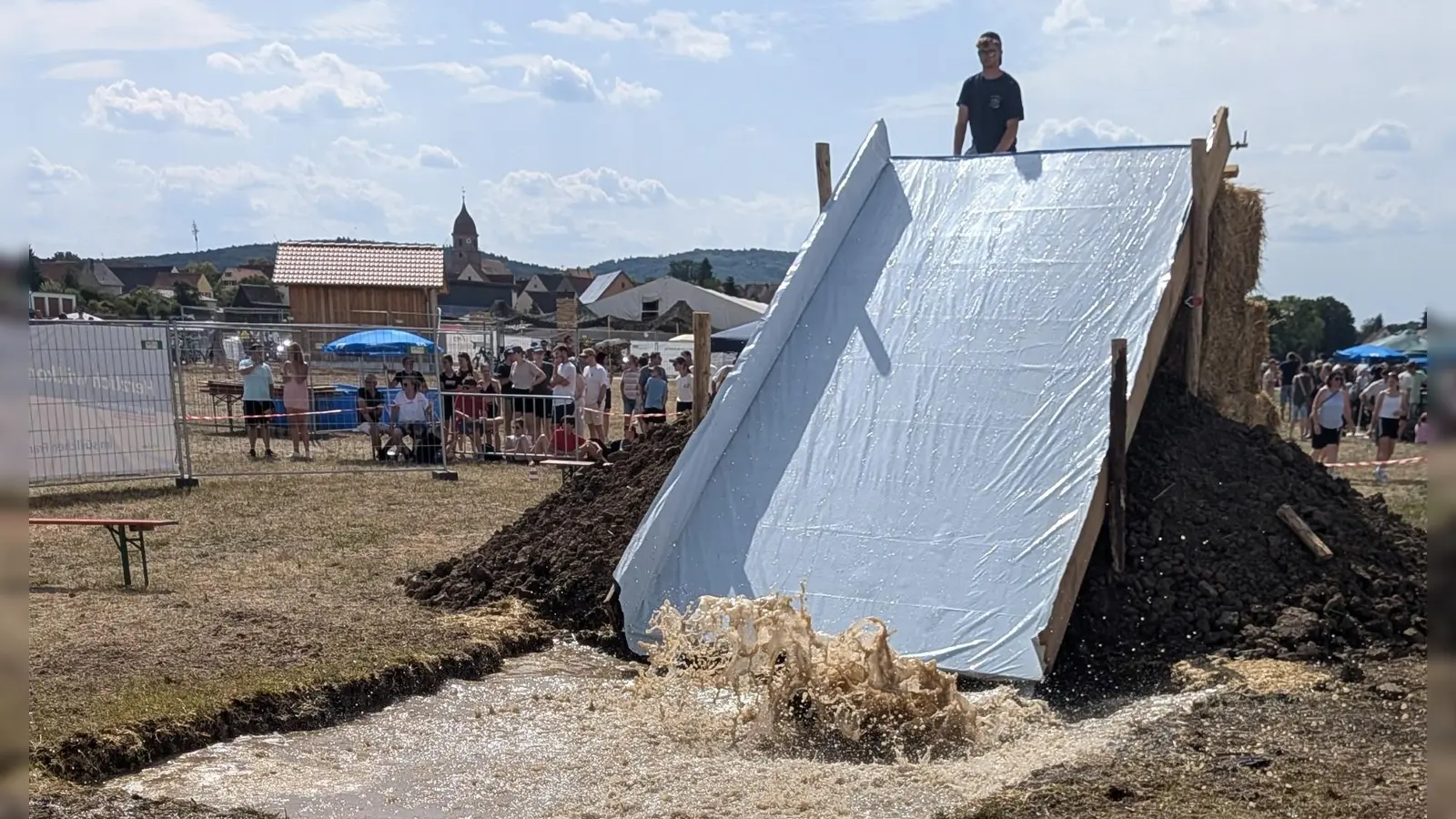 Eine trübe Abkühlung gab es für die Teilnehmenden des Wettbewerbs „Spiel ohne Grenzen” in Lentersheim. Dabei galt es, acht verschiedene Stationen zu meistern. (Foto: Friedrich Zinnecker)