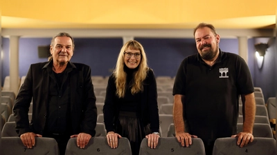 Erläuterten die Idee hinter dem Filmfestival Beyond: der Filmemacher Ludger Pfanz (links), Kulturbüroleiterin Dr. Maria Wüstenhagen und Wolfgang Grebenhof vom Verein KulturKino Feuchtwangen. (Foto: Thomas Wirth)