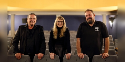 Erläuterten die Idee hinter dem Filmfestival Beyond: der Filmemacher Ludger Pfanz (links), Kulturbüroleiterin Dr. Maria Wüstenhagen und Wolfgang Grebenhof vom Verein KulturKino Feuchtwangen. (Foto: Thomas Wirth)