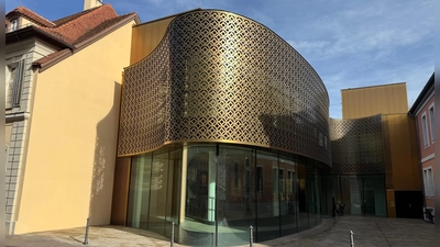 Glanz in der Herbstsonne: Die moderne Formensprache des neuen Anbaus ist ein Blickfang in der Bischof-Meiser-Straße in Ansbach.  (Foto: Lara Hausleitner)