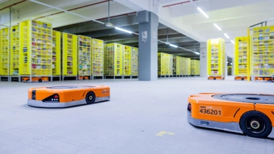 In vielen Logistikunternehmen werden Roboter eingesetzt. In anderen Wirtschaftsbereichen sehen Menschen in Deutschland den Einsatz solcher Mschinen eher skeptisch. (Foto: Rolf Vennenbernd/dpa)