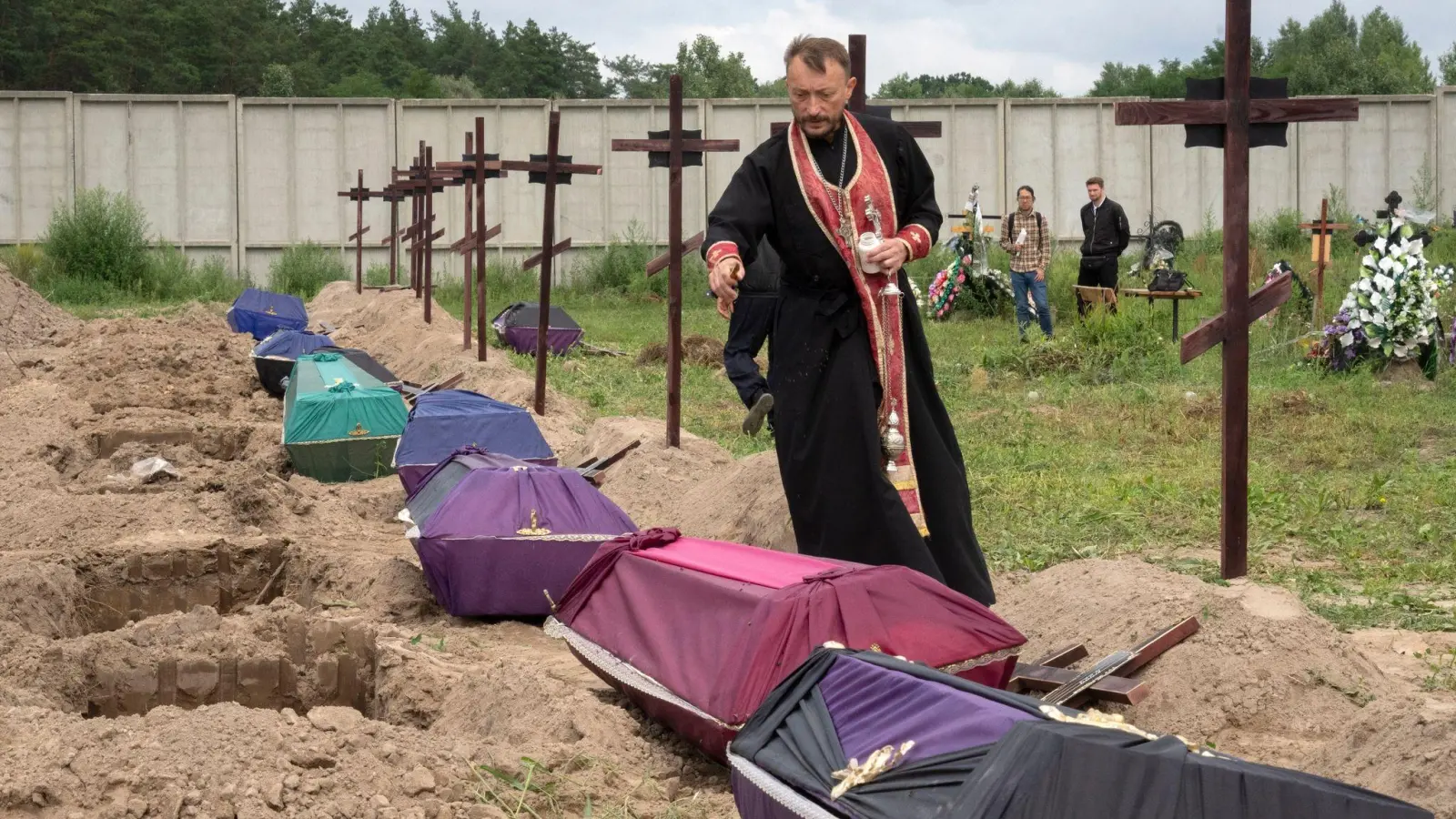 Im Zuge des russischen Angriffskrieges wurden viele Menschen getötet. (Foto: Efrem Lukatsky/AP/dpa)