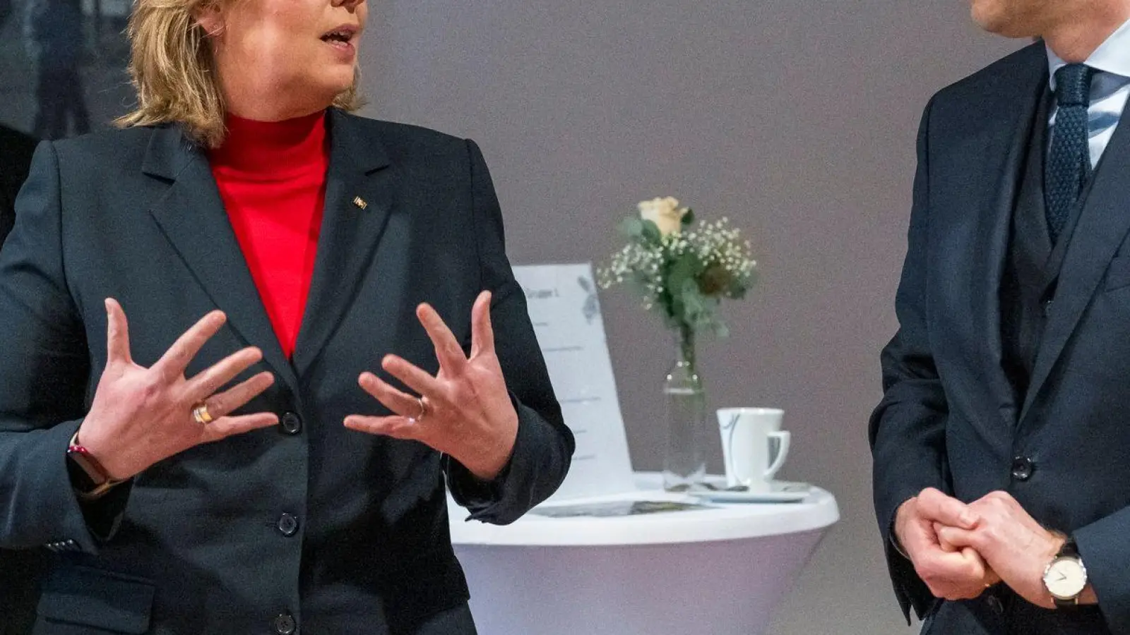 Bärbel Bas (M, SPD), Bundestagspräsidentin, spricht zu Beginn des Besuchs mit Oliver Bär (r, CSU), Landrat des Landkreises Hof. (Foto: Daniel Vogl/dpa)