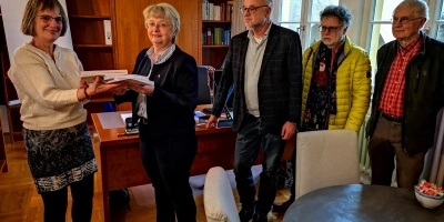 Christine Birmann übergab stapelweise Wildbad-Solidaritätsunterschriften an Dekanin Jutta Holzheuer. Begleitet wurde sie von Dr. Mathias Braun, der den Verein Alt-Rothenburg repräsentierte, Stadtheimatpfleger Hans-Gustav Weltzer und Adrian Schaper (von links). (Foto: Jürgen Binder)