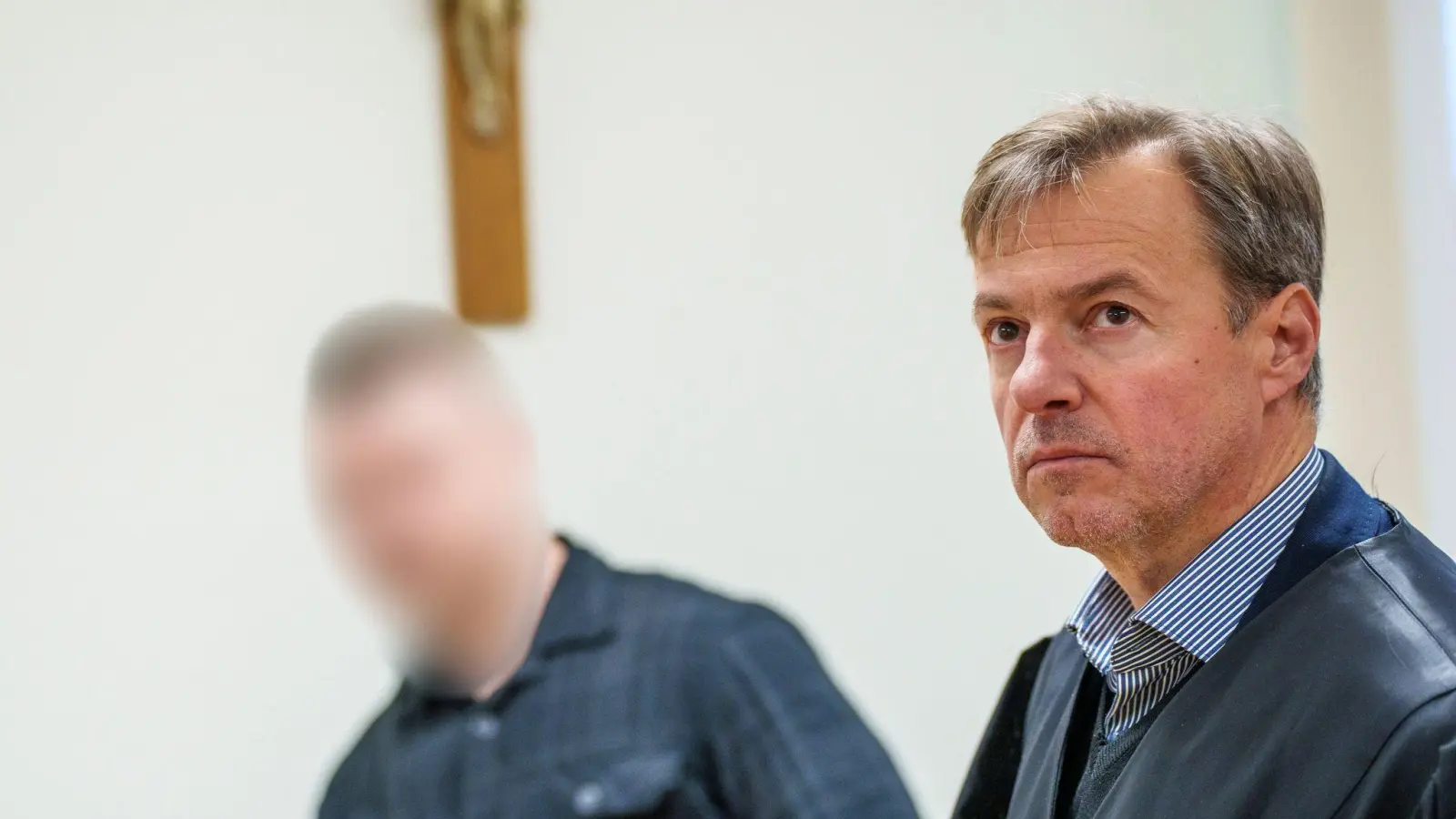 Der Angeklagte will nichts von den Verletzungen des Opfers gewusst haben. (Foto: Andreas Arnold/dpa)