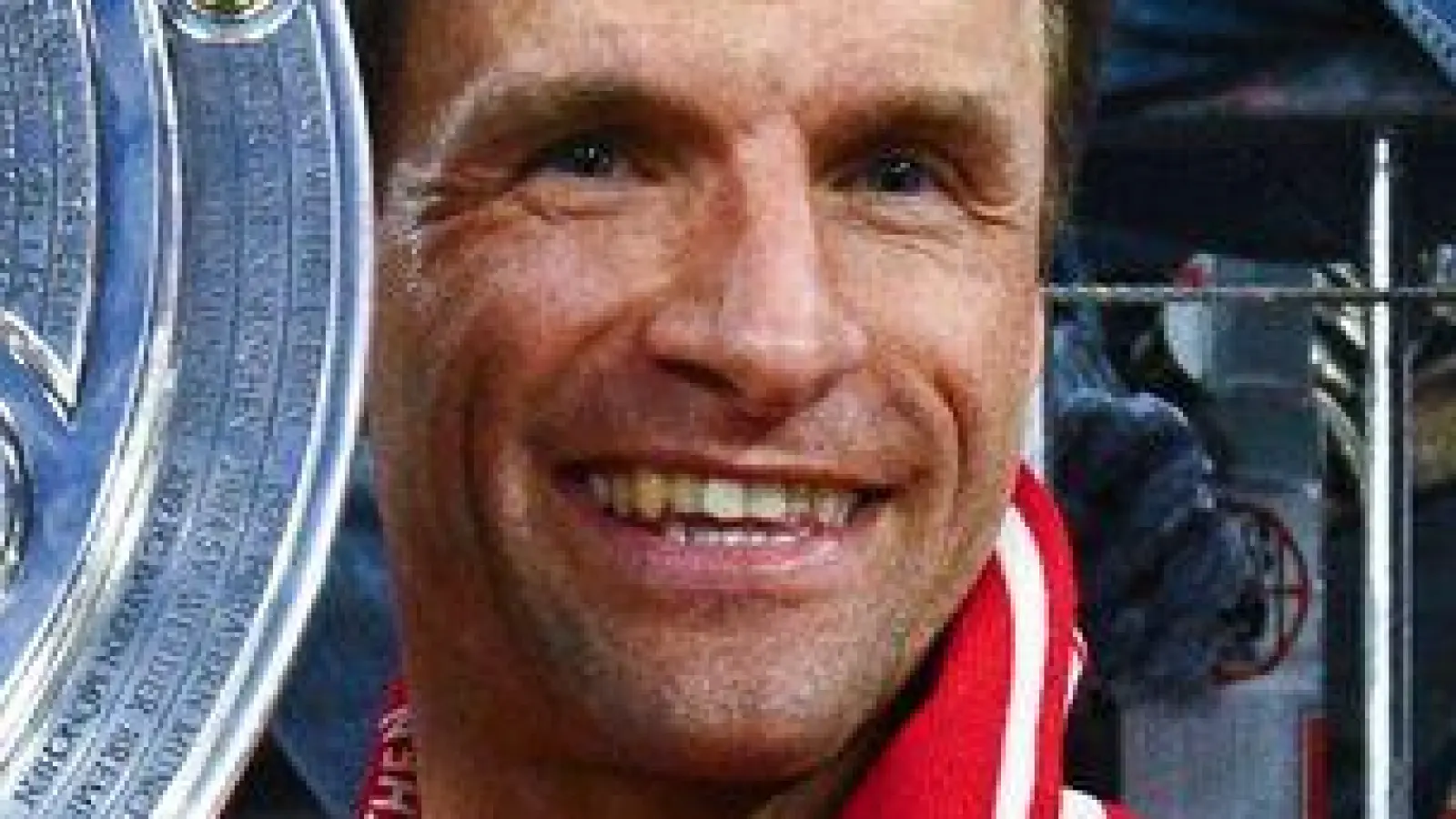 Thomas Müller zeigt die Meisterschale. (Foto: Tom Weller/dpa)