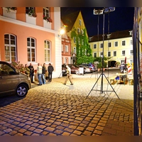 Einsatzkräfte sperrten den Explosionsort ab. Er liegt links vor dem schmalen Eingang zur Reitbahn. Davor befinden sich auf der linken Seite der Pfarrstraße das Jugendzentrum, ein Hotel und eine weitere Gaststätte. (Archivbild: Jim Albright)